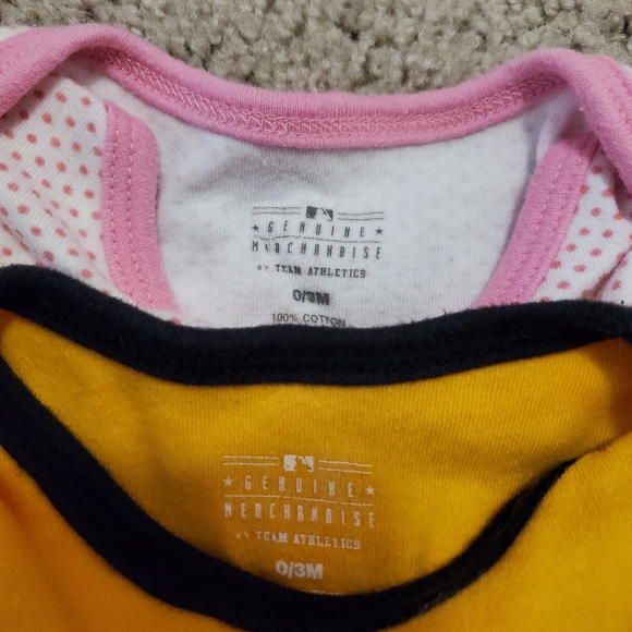 Pittsburgh Pirates onesies. 0-3m - Picture 4 of 4